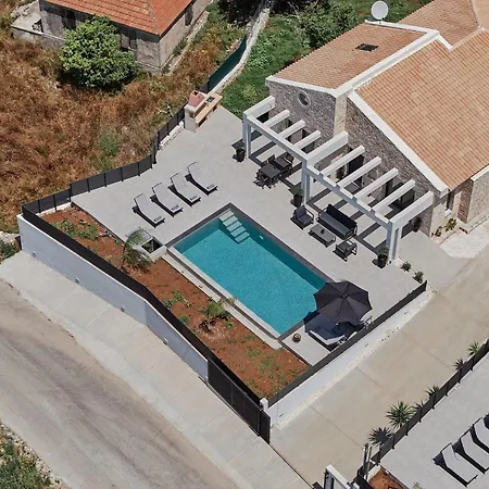 Mouzaki's Stone Villa Volímesz